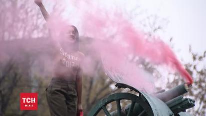 Активистка FEMEN обнажилась на памятнике-пушке