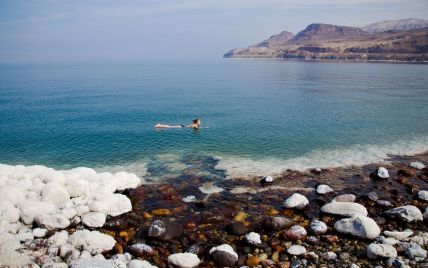 Мертве море в Йорданії має особливий склад та оточене лікувальними гарячими джерелами
