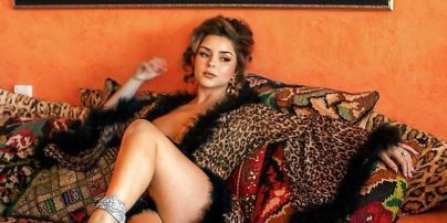 Ого, яка: Демі Роуз у леопардовому халаті з пір'ям похизувалася сексуальним декольте і ногами