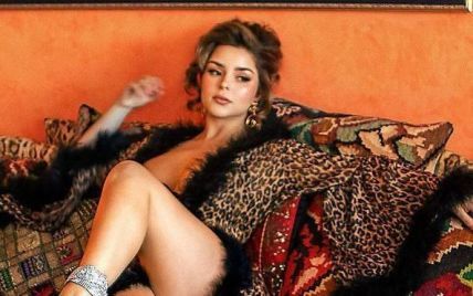 Ого, яка: Демі Роуз у леопардовому халаті з пір'ям похизувалася сексуальним декольте і ногами