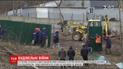 У столиці будівельники знищили сквер та загородили територію парканом на очах в обурених киян