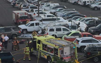 В США самолет упал на парковку аэропорта: трое погибших