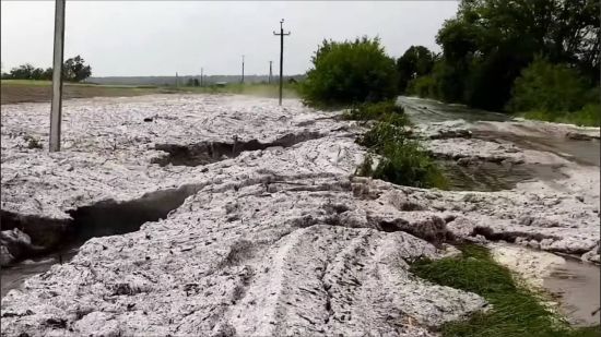 Кіровоградську область завалило кучугурами велетенського граду (відео)