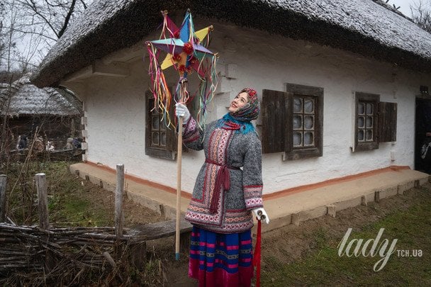 Дівчина колядує із&nbsp;зіркою