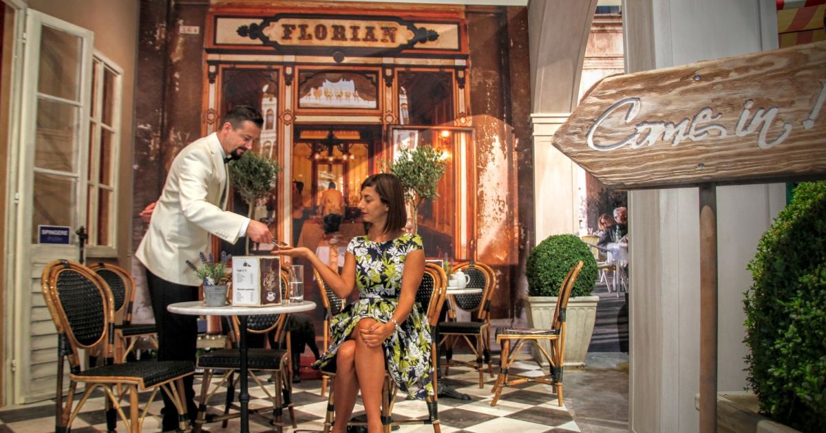 Работники ресторанов по закону должны платить налоги с чаевых