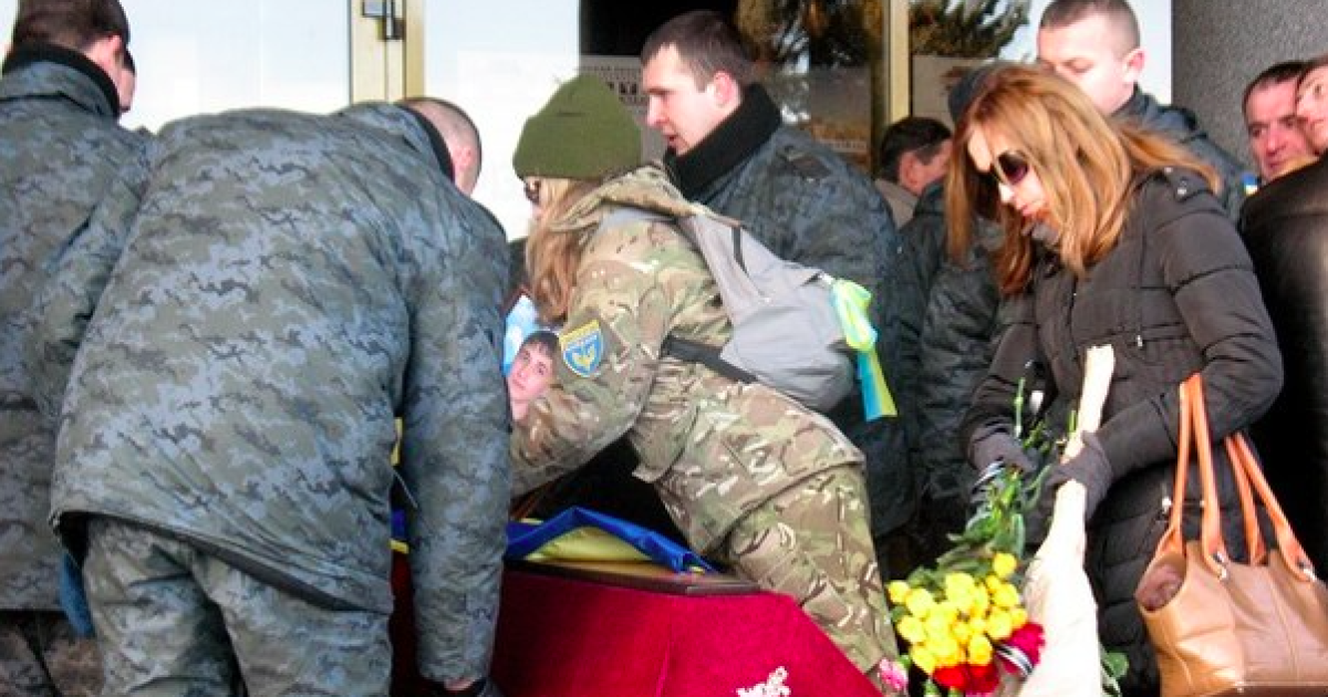 Рідні та друзі загиблого хлопця, громада, представники влади та церкви вшанували пам'ять героя хвилиною мовчання / © Волинська Правда