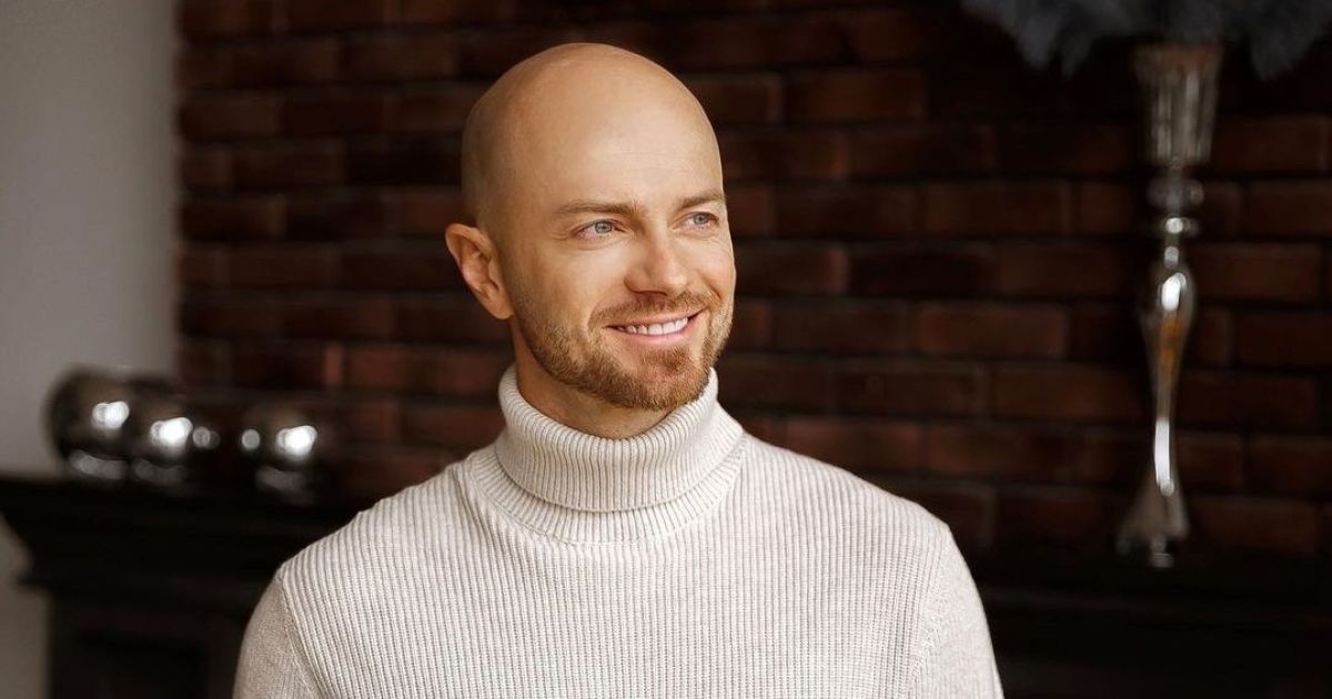 Кучерявий Влад Яма показав свою максимально довгу зачіску на архівному фото