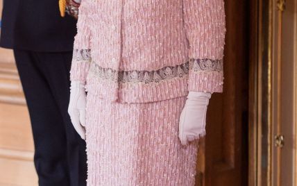 В пудровом костюме и с розовой помадой: новый выход 90-летней королевы Елизаветы II