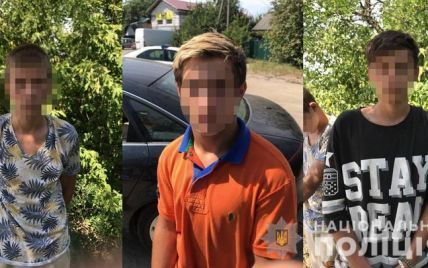 Пока водитель дрался с соседом, трое подростков в Киеве похитили его машину: видео