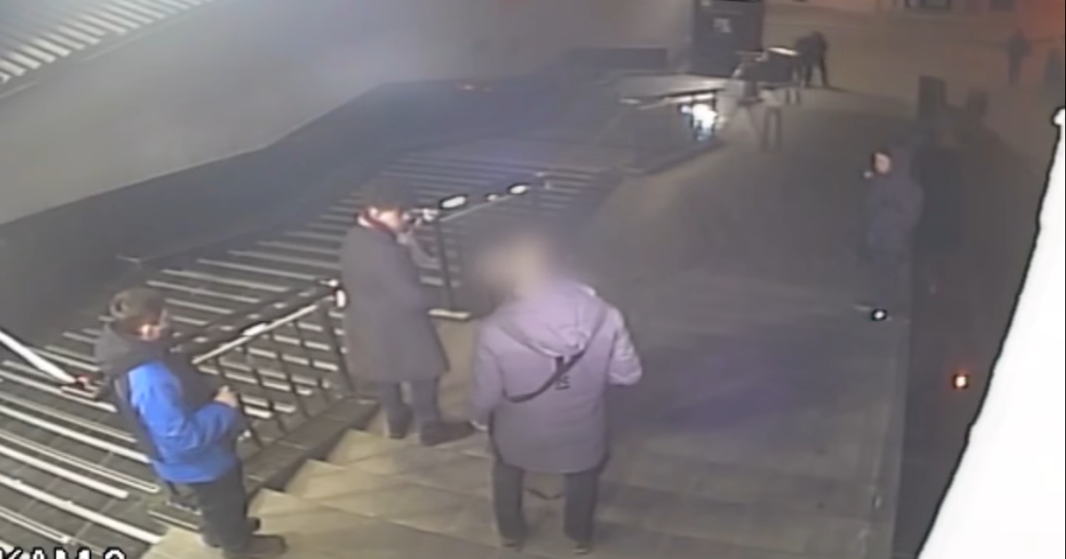 Відвели убік та відібрали телефон: у Сумах молоді люди з пістолетом напали на підлітка