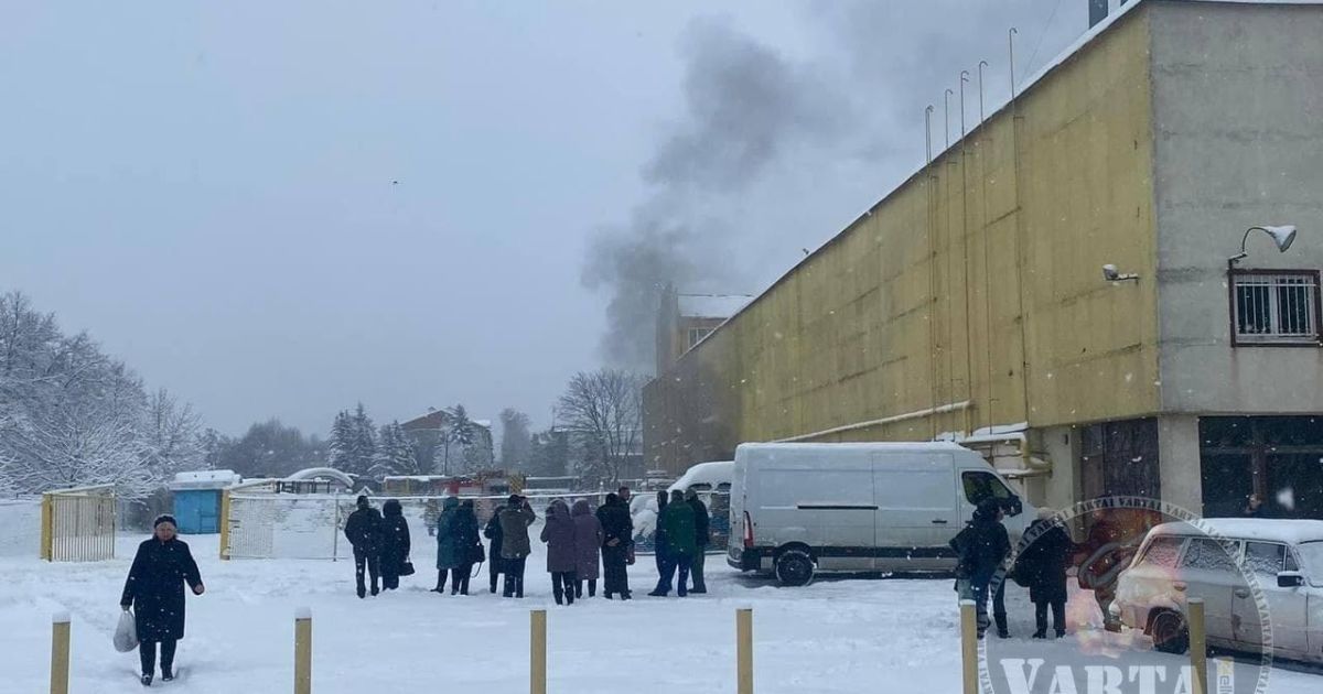 Людей вывели на улицу из здания