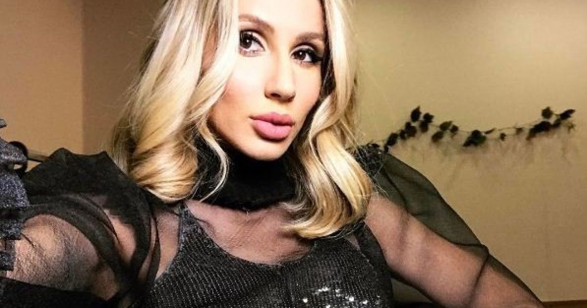 LOBODA приголомшила прозорою сукнею, у якій засвітила спіднє та груди