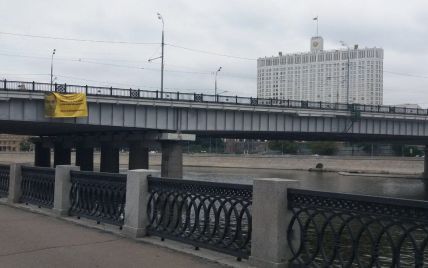 В Москве возле дома правительства вывесили баннер с требованием освободить Сенцова