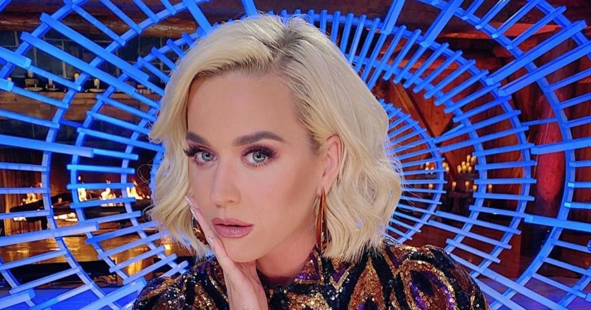 "Кукольная" Кэти Перри захватила ярким образом total blue