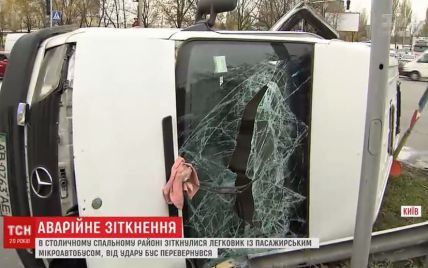 В Киеве микроавтобус опрокинулся на бок после столкновения с легковушкой