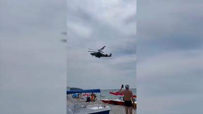 Російський вертоліт Ка-52 влаштував торнадо на одному з узбережжів РФ: відео
