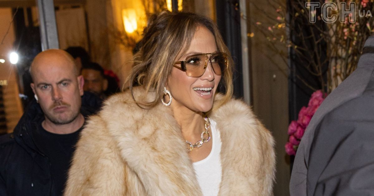 In a fur coat and a white outfit: Jennifer Lopez under the gaze of the ...