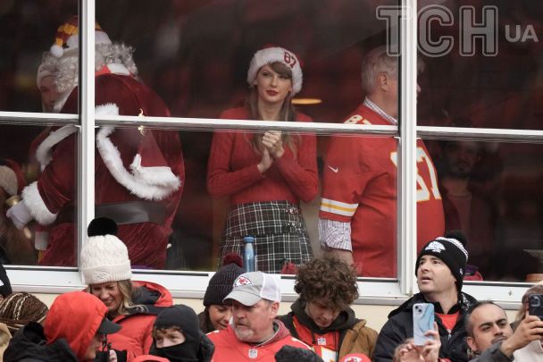 Тейлор Свіфт прийшла підтримати свого бойфренда-спортсмена в картатій спідниці та червоному светрі