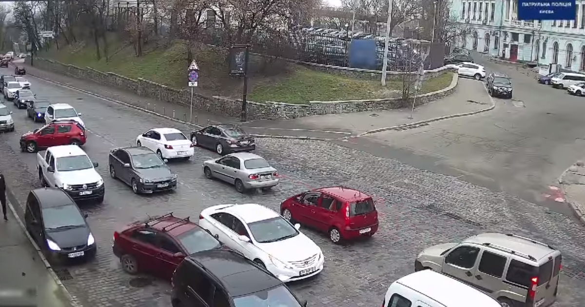Одна забула, друга злякалася: у Києві дві водійки влаштували масштабну ДТП (відео)