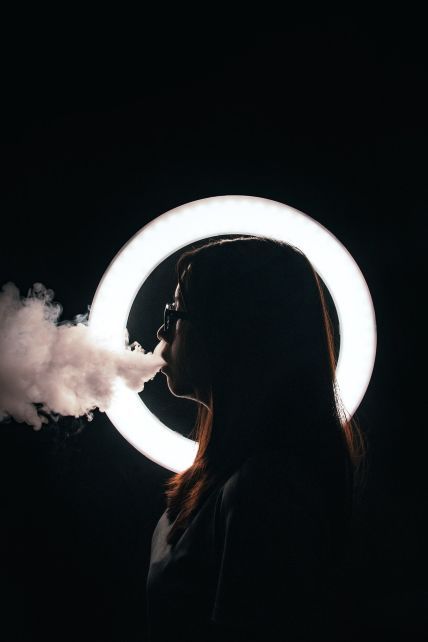 У США зафіксували першу смерть від вейпінгу, близько 200 осіб – з ураженням легень. Що відбувається та чи шкідливі електронні сигарети