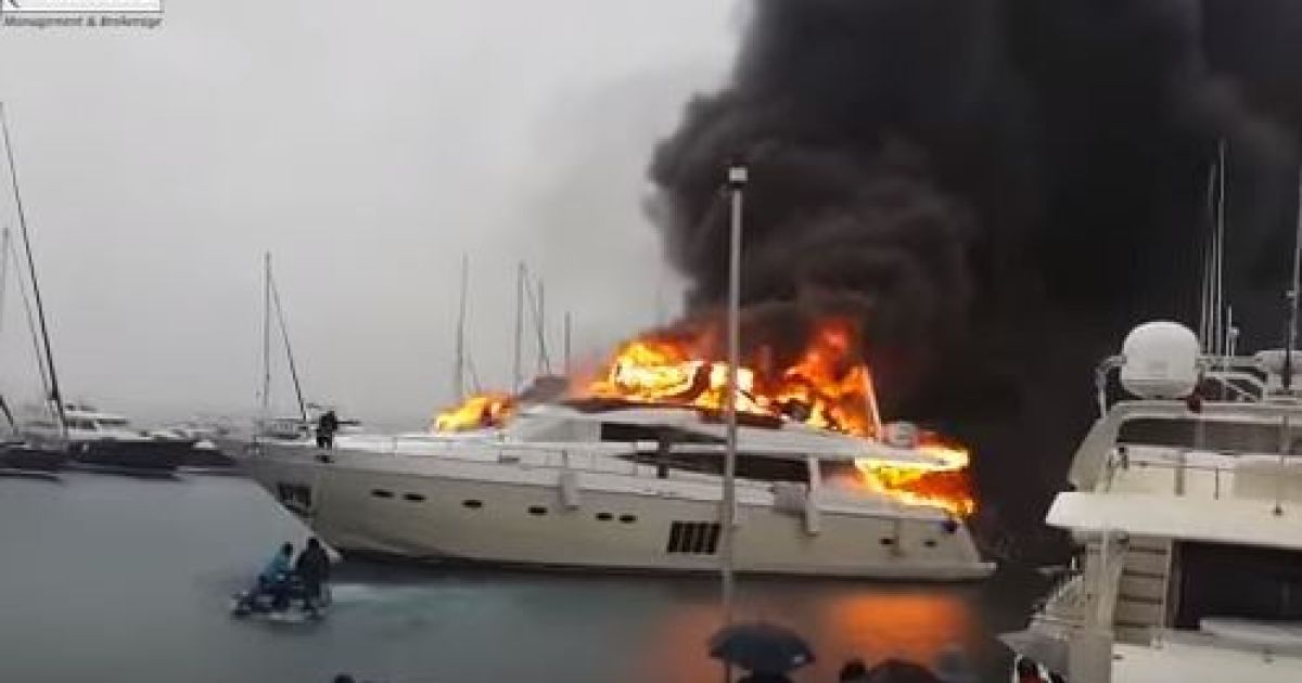 Супер-лодка загорелась в воде