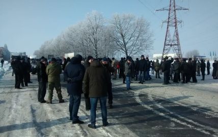 В Полтаве бойцы АТО полностью заблокировали движение транспорта по трассе Киев-Харьков