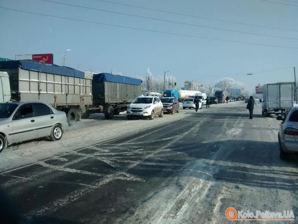 Из-за блокировки трассы образовались транспортные пробки / © Коло
