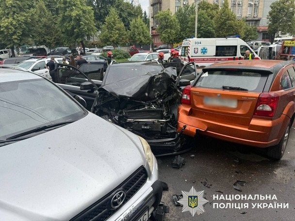 В Киеве произошло ДТП с участием трех авто и пассажирского микроавтобуса: есть пострадавшие (фото)