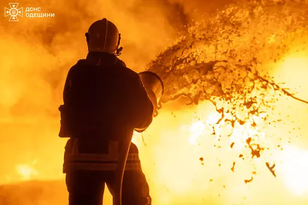 Ліквідація наслідків удару по інфраструктурі Одеси / © ДСНС