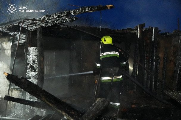 Під час гасіння пожежі в приватній оселі виявлено тіла жінки та двох дітей. / © ДСНС у Житомирській області