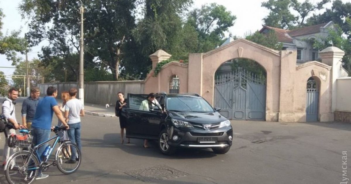 Одну из иномарок использовали сотрудницы пресс-службы Саакашвили.