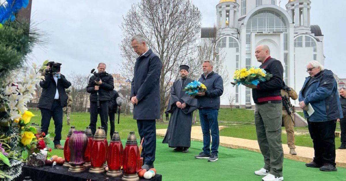 Генсек НАТО Єнс Столтенберг у межах свого візиту до України відвідав Бучу