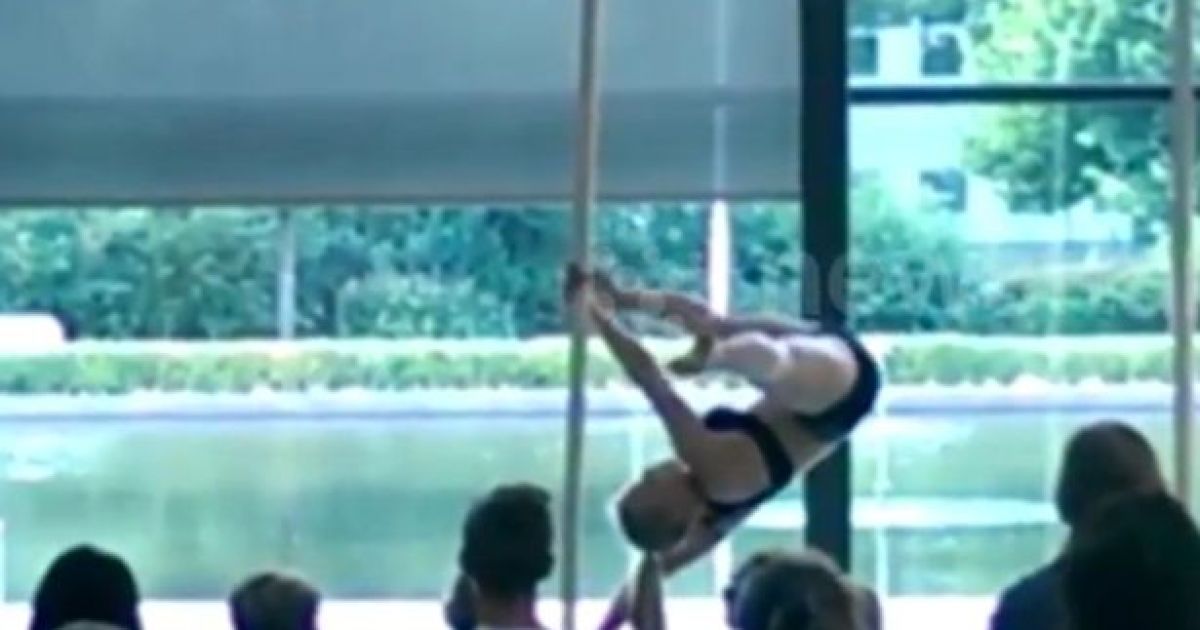 Раскрепощенная девушка выступила в библиотеке