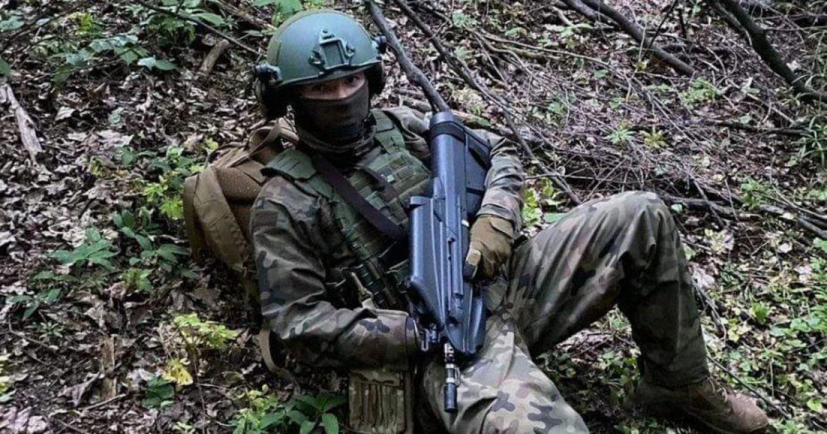 Український боєць зі штурмовою гвинтівкою FN F2000
