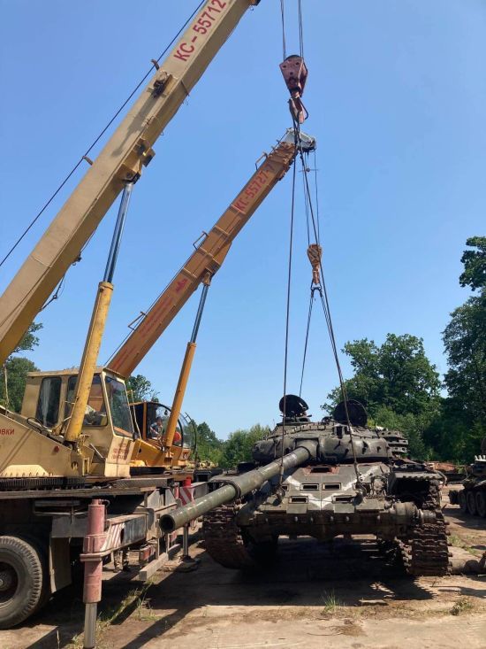 Знищену російську техніку повезли з України до Польщі