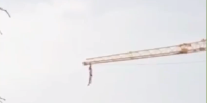 У Києві хлопець видерся на будівельний кран, повисів на ньому і впав (відео)