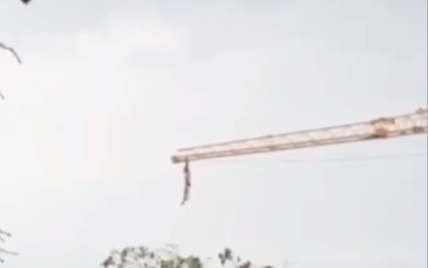 В Киеве парень забрался на строительный кран, повисел на нем и упал (видео)