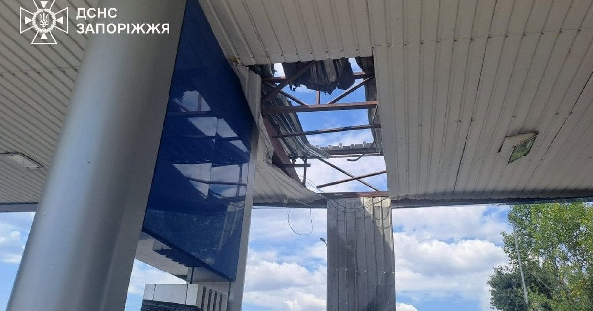 У Запоріжжі ворожий дрон поцілив у цивільну заправку, забравши життя двох людей та поранивши ще дев'ятьох містян.