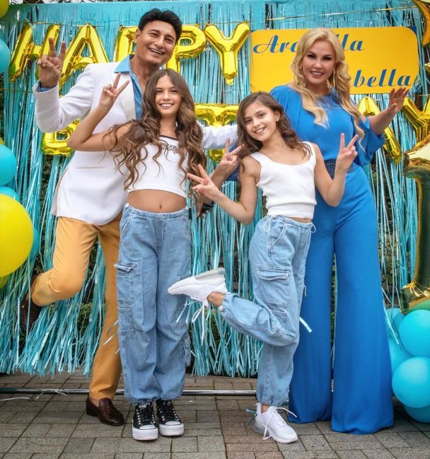 Камалия с мужем и дочерьми / © instagram.com/kamaliyaofficial