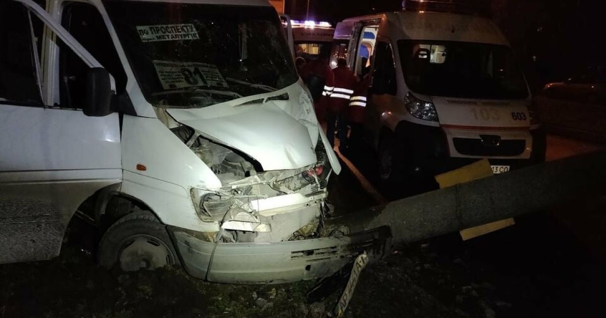 В Запорожье водитель маршрутки влетел в столб и скрылся с места ДТП: 13 пострадавших (видео момента аварии)