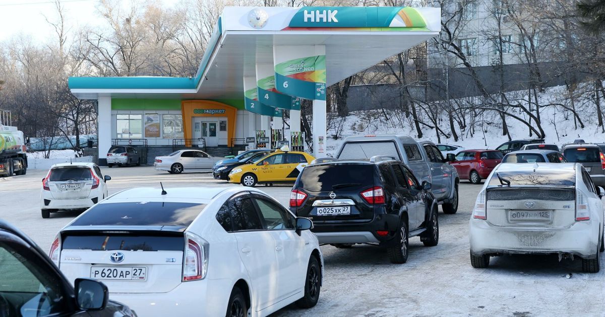 У Хабаровську дефіцит бензину: продають місця в черзі на АЗС та влаштовують бійки