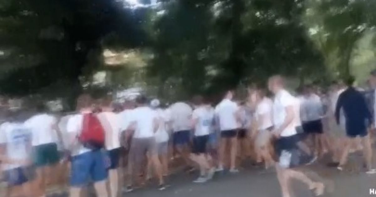 Полиция опубликовала видео столкновения между десятками футбольных фанатов в Одессе