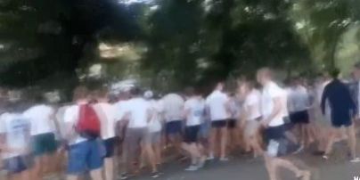 Полиция опубликовала видео столкновения между десятками футбольных фанатов в Одессе