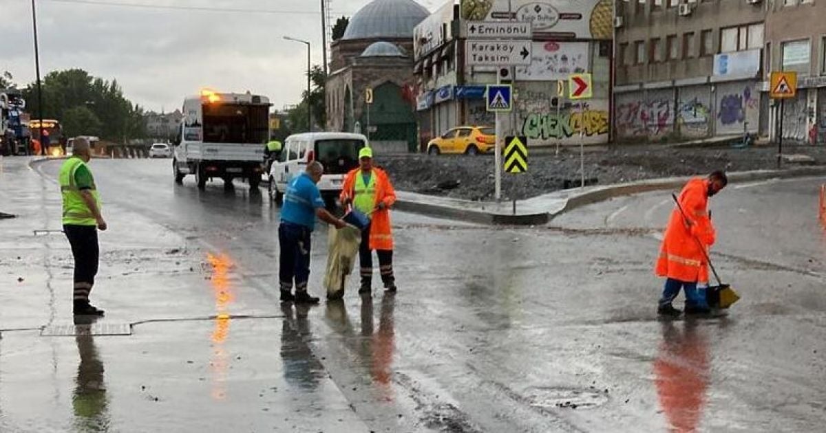 В Стамбуле мощное наводнение затопило 134 дома: более 90 жителей отселили