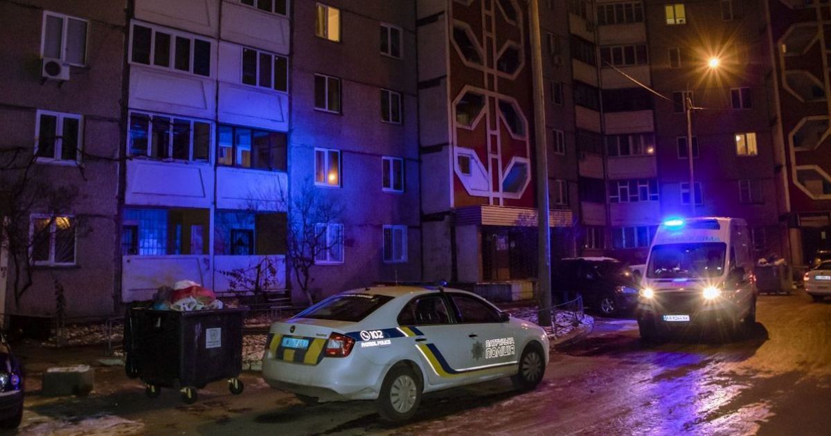 В Киеве молодая женщина выпала с балкона 13 этажа и разбилась