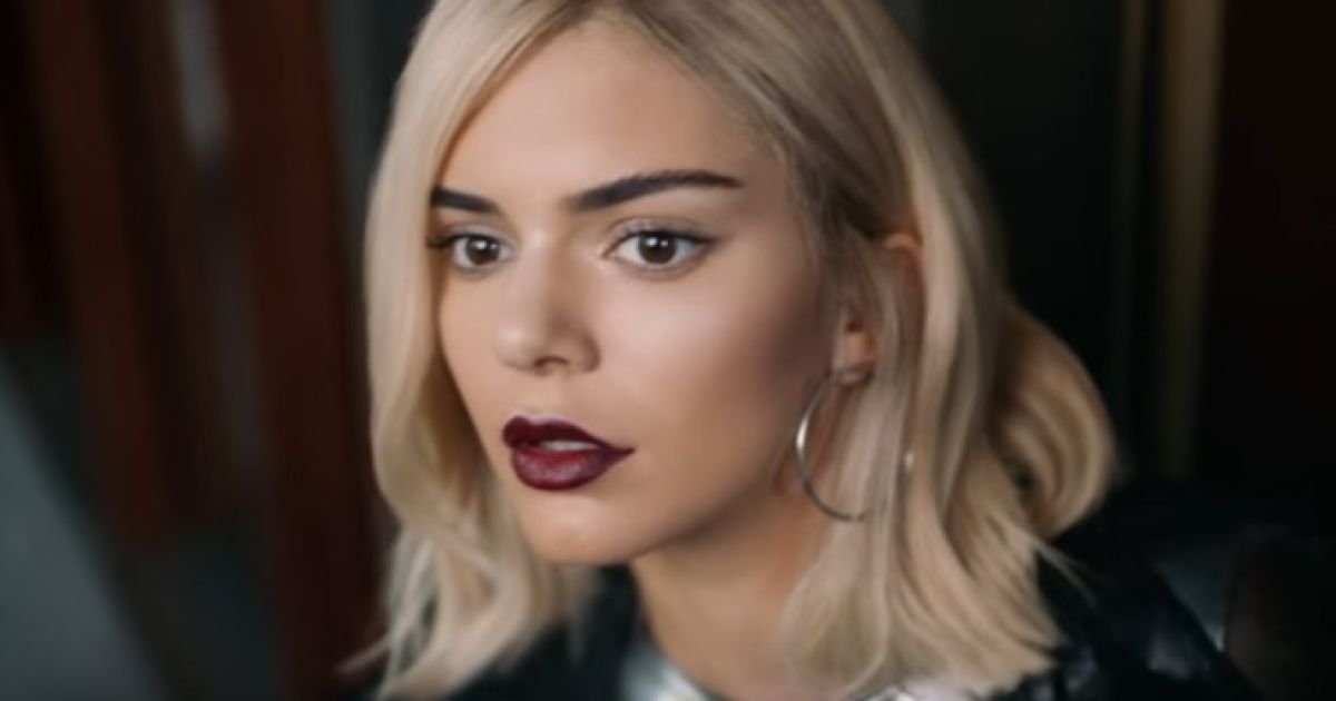 Скандальную рекламу Pepsi с сестрой Кардашян удалили из-за возмущений в Сети