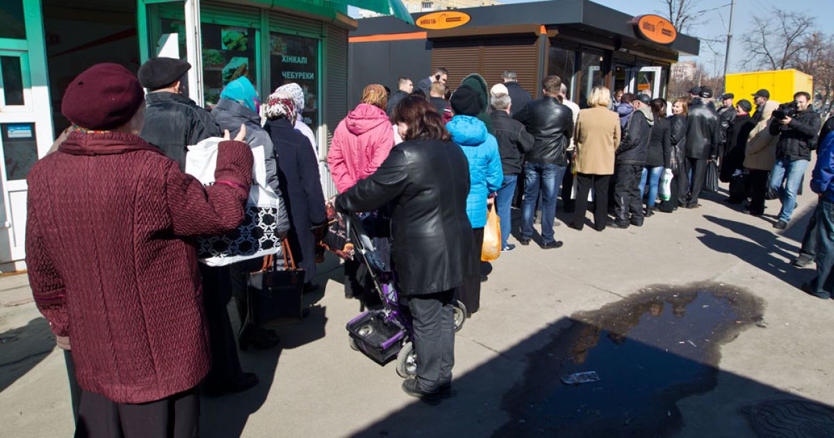 Кличко зібрав "аншлаг" біля кіоску з соціальним хлібом / © fponp.gov.ua