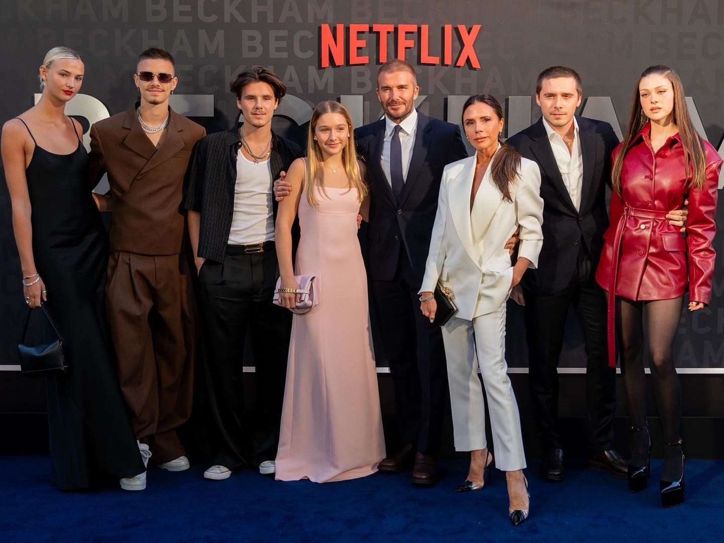 Никола Пельц и Бруклин Бекхэм с семьей / © instagram.com/nicolaannepeltz