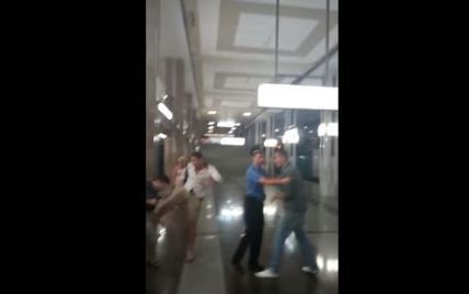 Агрессивные молодые люди устроили драку на станции метро "Ипподром"
