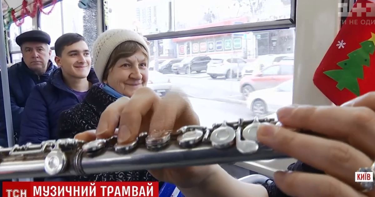 В Киеве на маршрут вышел праздничный трамвай с живой музыкой